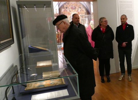Der emeritierte Erzbischof Hans Josef Becker beim Premierenrundgang durch die Ausstellung.