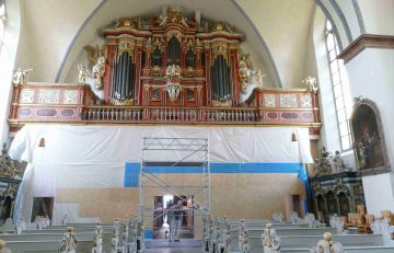 Während der Arbeiten für den Einbau der Glastrennwand war die Abteikirche mit dieser Behelfswand vor Baustaub geschützt.