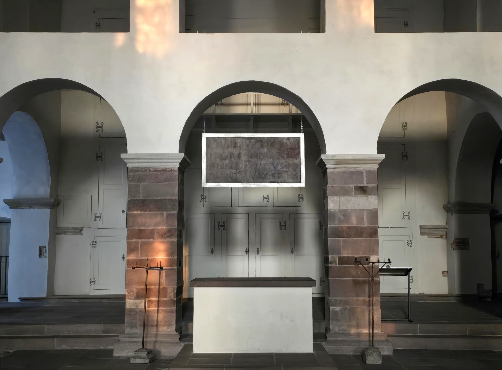 Pünktlich zum Saisonauftakt: Inschriftentafel hat neuen Platz im Johanneschor