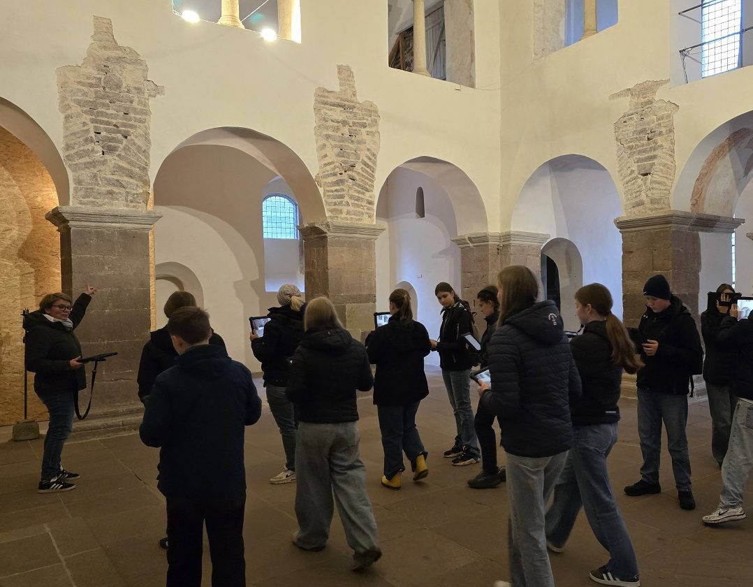 Schülergruppe aus Gronau taucht ein ins Corvey der Karolingerzeit