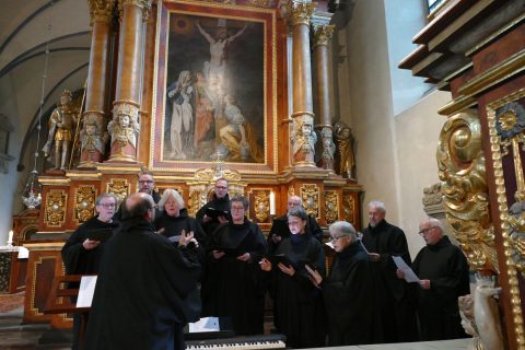 Die Gregorianik-Schola Marienmünster-Corvey unter der Leitung von Hans Hermann Jansen gestaltete den Gottesdienst mit. 