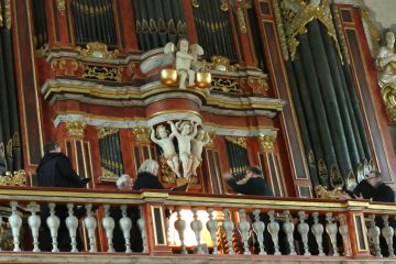 Auf der Orgelempore der Abteikirche intonierte die Gregorianik-Schola unter der Leitung von Hans Hermann Jansen Choräle der frühen Klosterzeit Corveys. Das Musikprogramm rundet die „Zeitreise“ ansprechend ab.