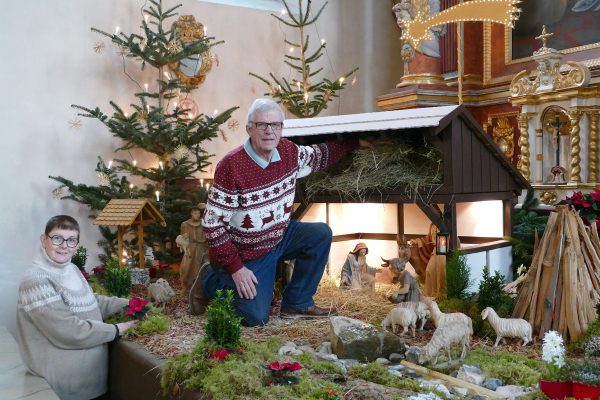 Helga und Johannes Gritzo bauen die Krippe in Corvey immer mit viel Liebe zum Detail auf. So wird auf dem Dachboden des Stalls auch in diesem Jahr das Heu nicht fehlen.