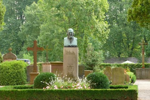 Das Grabmal Hoffmann von Fallerslebens auf dem Friedhof neben der Abteikirche Corvey. 