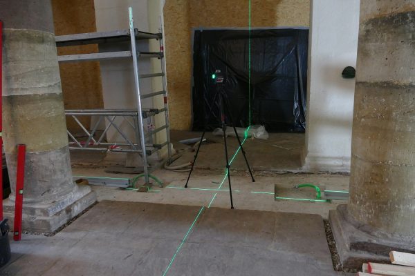 Die Erdgeschosshalle des Westwerks als Baustelle: Moderne Lasertechnik ist beim Einbau der Glaswand zum Einsatz gekommen. Die Wand steht auf sicheren Fundamenten.