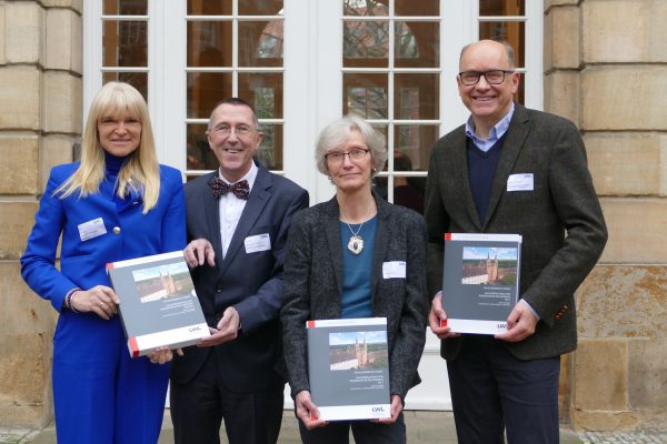 Freuen sich über das Erscheinen des neuen Forschungsbandes zu Corvey: Dr. Barbara Rüschoff-Parzinger, LWL-Kulturdezernentin, Prof. Dr. Michael M. Rind, Direktor der LWL-Archäologie für Westfalen, Dr. Kristina Krüger, Hauptautorin der Publikation, Dr. Holger Mertens, LWL-Chefdenkmalpfleger.