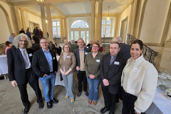 Franziska Tretow (rechts), Restauratorin bei der LWL-Denkmalpflege, betreut ein Forschungsprojekt zur Untersuchung der Wandmalereien im karolingischen Westwerk. Bei der Buchpräsentation im Erbdrostenhof kan sie mit der Corvey-Delegation ins Gespräch: Dr. Holger Kempkens (von links, Direktor des Diözesanmuseums Paderborn und Leiter der Fachstelle Kunst), Marcus Beverungen (Verwaltungsleiter des Pastoralverbunds Corvey), Nadine Fellmann, Matthias Kämpfer (Kirchenvorstand), Annika Pröbe (Standortleitung Welterbe karolingisches Westwerk und Abteikirche Corvey) und Pfarrdechant Dr. Hans-Bernd Krismanek (Leiter des Pastoralverbunds und Pfarrverwalter in Corvey).