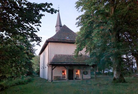 Die St. Michaelskapelle auf dem Heiligenberg. Mönche der Benediktinerabtei Corvey haben das Gotteshaus errichtet und den Menschen diesen besonderen Kraftort des Glaubens erschlossen.