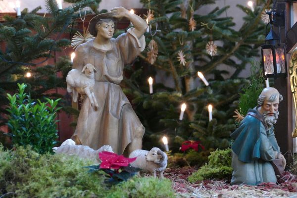 Der Hirte auf dem Weg zur Krippe: Frisches Moos unterstreicht die Natürlichkeit der Szenerie.