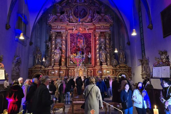 Nach dem Gottesdienst konnten die Besucherinnen und Besucher das neue Hochaltarbild mit der modernen Darstellung der Auferstehung aus der Nähe betrachten. Foto: Kirchengemeinde Corvey/Sabine Robrecht