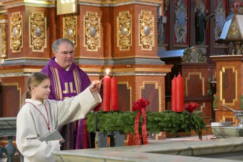 Feierlicher Moment im Sonntagsgottesdienst: Linéa Stickel entzündete die erste Kerze am Adventskranz. Der erste Advent ist immer auch der Beginn eines neuen Kirchenjahres. Fotos: Kirchengemeinde Corvey/Sabine Robrecht