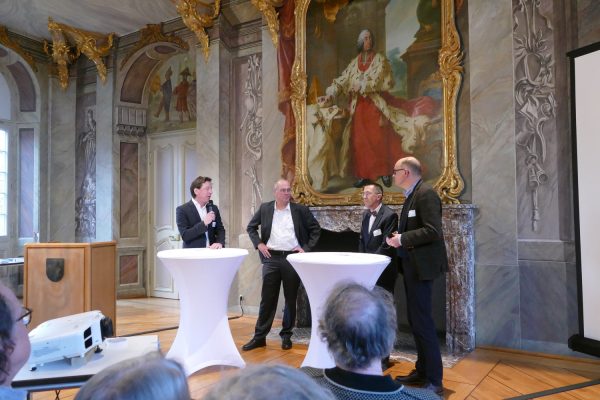 Moderator Stefan Rethfeld (links) im Gespräch mit Landeskonservator Dr. Dr. Holger Mertens (von rechts), Professor Dr. Michael M. Rind (Direktor der LWL-Archäologie für Westfalen) und Prof. Dr. Markus Köster (Leiter des LWL-Medienzentrums für Westfalen).