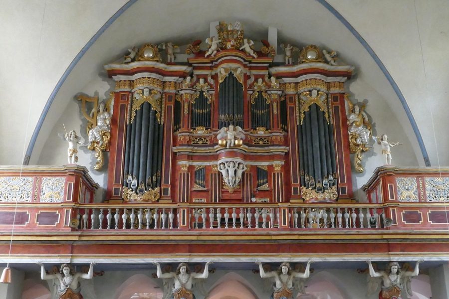 Die kostbare Andreas-Schneider-Orgel und ihr prachtvoller Prospekt. Fotos: Kirchengemeinde Corvey/Sabine Robrecht