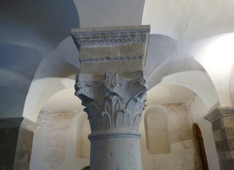 Blick auf eine der vier Säulen der Erdgeschosshalle des Westwerks: An diesem Kapitell sind die Akanthusblätter filigraner ausgearbeitet als an den übrigen. 