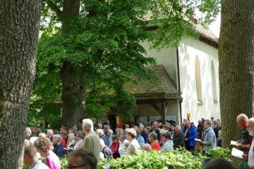 Die Pfingstfeierlichkeiten auf dem Heiligenberg ziehen immer viele Menschen an. Die Kapelle ist vor 945 Jahren von Mönchen aus Corvey gegründet worden. Foto; Kirchengemeinde Corvey/Sabine Robrecht