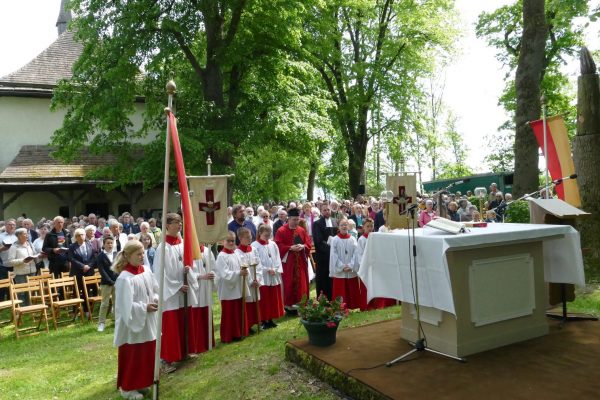 Pfingsten auf dem Heiligenberg: Die Feierlichkeiten vor der St.-Michaelskapelle sind immer auch ein Zeichen der Ökumene.  Der evangelische Pfarrer Tim Wendorff und der Gemeindereferent der Evangelisch-Freikirchlichen Gemeinde am Knüll, Heinrich Esau, trugen Fürbitten vor. Foto: Kirchengemeinde Corvey