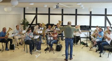 Das Blasorchester Albaxen unter der Leitung von Elmar Düker intoniert in Corvey den Vitus-Tusch. Das Foto zeigt Musiker des Ensembles bei einer Probe.