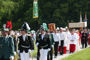 Nach dem Festhochamt im Schlossgarten begann die Prozession.