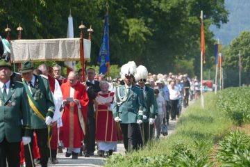 Die Prozession auf dem Weg zum Dreizehnlindenkreuz.