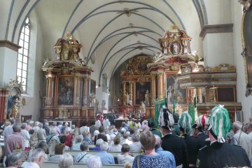 Bewegender Abschluss der liturgischen Feierlichkeiten in der ehemaligen Abteikirche: Die Menschen legten beim Vitusfest ein Bekenntnis zum Glauben ab.