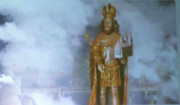Screenshot aus dem Film zur Gründung Corveys. Zu sehen ist der Stifter des Klosters, Ludwig der Fromme, in Gestalt der Statue, die in der barocken Abteikirche an ihn erinnert. 