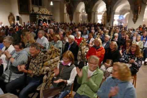 Die Kirche platzte aus allen Nähten: Kirchenvorstand Josef Kowalski brachte seinen Wunsch zum Ausdruck, dass es die Sonntagsgottesdienste auch so gut besucht sind.