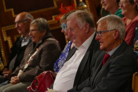 Hans-Werner Gorzolka (2. von rechts) und Kirchenvorstand Josef Kowalski (rechts) hatten mit einem so überwältigend großen Interesse am Kabarettabend nicht gerechnet. Umso glücklicher sind sie über die vielen Gäste und die positiven Rückmeldungen.