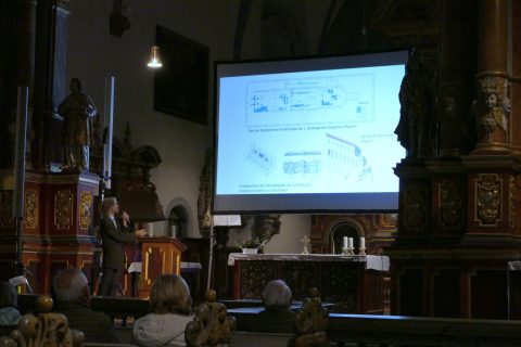 Dr. Kempkens illustrierte seine Erläuterungen mit Abbildungen wie diesem Plan der Klosterkirche mit Befunden der ersten karolingischen Bauphase.