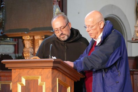Pater Philipp und Festprediger Andreas Kurte bei den Proben. 