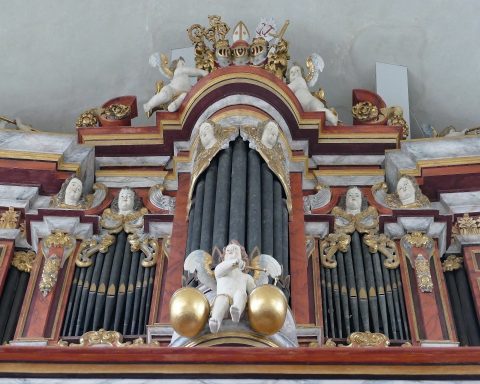 Die Prospektpfeifen der Andreas-Schneider-Orgel sind als Engelszungen gestaltet.