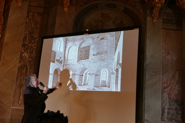 Wissenschaftlicher Redakteur Dr. Roland Pieper erläutert eine mehr als 100 Jahre alte Aufnahme aus dem Johanneschor. Die Westempore ist zugemauert.