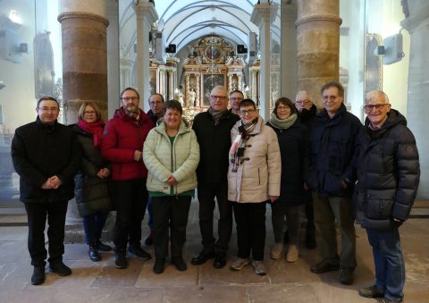 Küsterwechsel im Welterbe Corvey: Pfarrdechant Dr. Hans-Bernd Krismanek (von links), Nadine Fellmann, Matthias Kämpfer, Leonard Weskamp (alle Kirchenvorstand), Anne Quest, Johannes und Helga Gritzo, Marcus Beverungen (hinten, Verwaltungsleiter des Pastoralverbunds Corvey), Nicole Raabe (Gesamtpfarrgemeinderat), Rudolf Zimmermann (Küsterkollege), Georg Pietsch (Kirchenvorstand) und Josef Kowalski (ehemaliger geschäftsführender Vorsitzender des Kirchenvorstands).