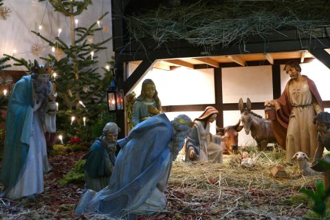 Mit dem Fest der Taufe des Herrn endete am Sonntag die Weihnachtszeit. Zum letzten Mal sahen die Gottesdienstbesucher die Krippe, um die sich Helga und Johannes Gritzo weiterhin kümmern werden.