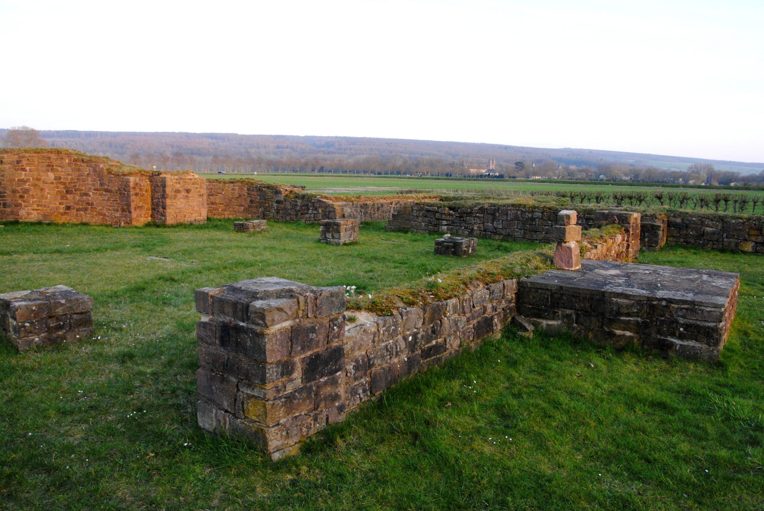Klosterruine und Gotteshäuser im Wald